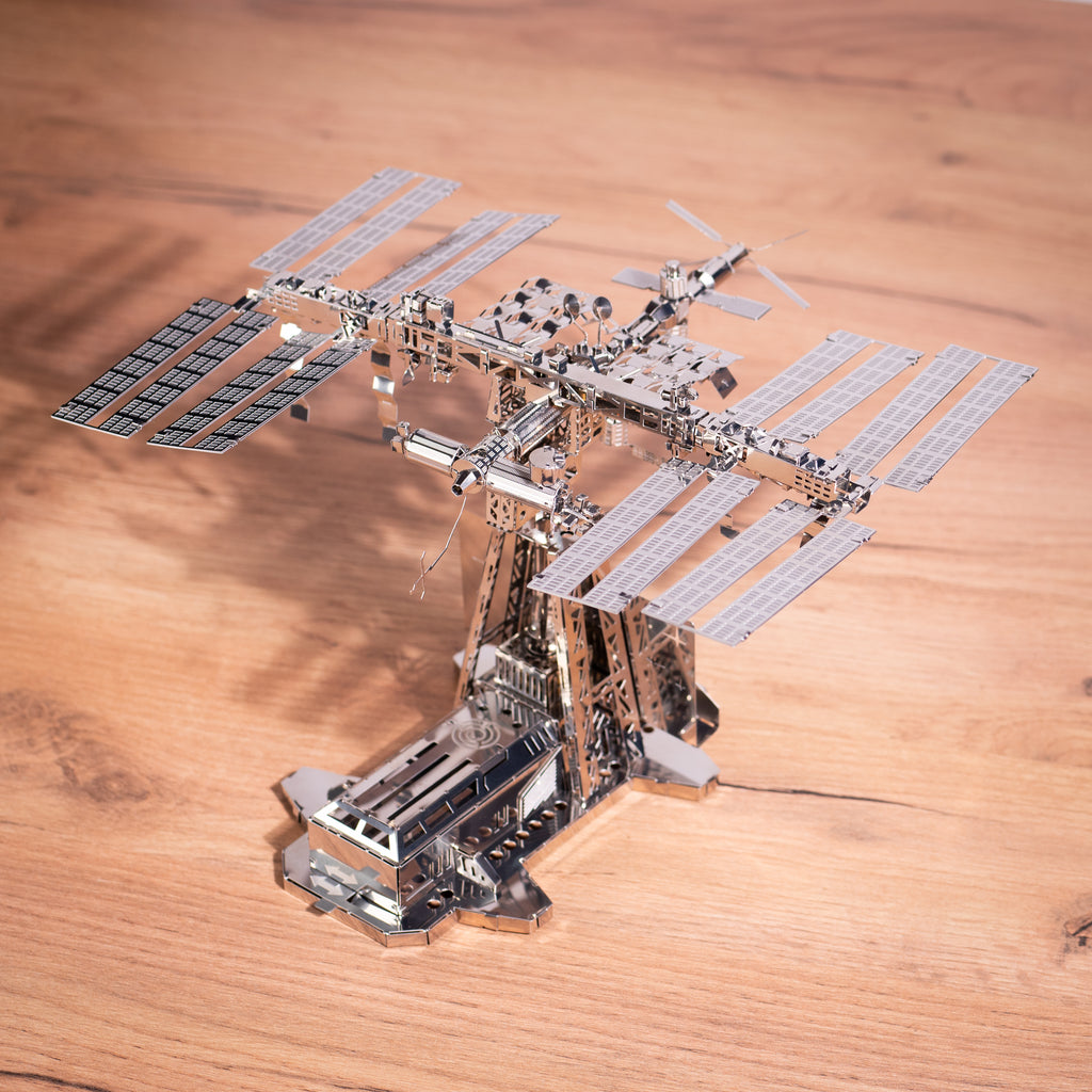Metal Time Astronauts Lodge Space Station – DIY Metal Model Kit